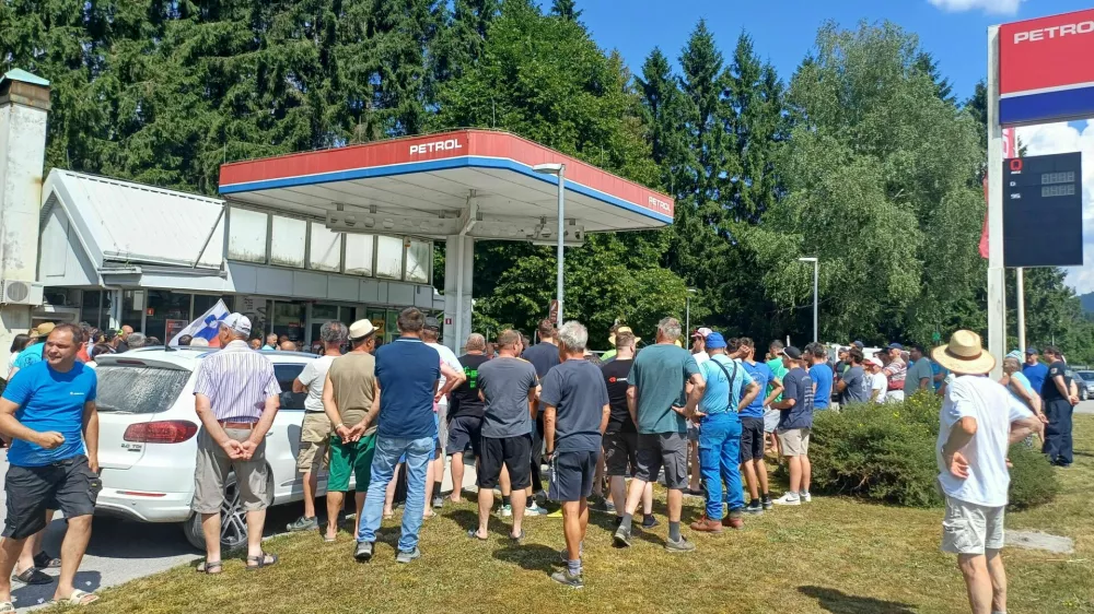 Petrol, zaprtje bencinskega servisa, protest krajanov, Črni vrh nad Idrijo. Foto: Nataša Bucik Ozebek