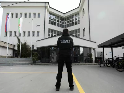 Varnostnika sta obiskovalcu koncerta poškodovala ramo