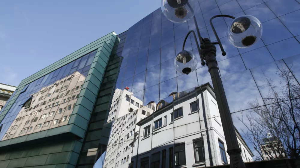 ﻿- 13.01.2015 - zaprta Modna hiša na Nazorjevi ulici - Energetska izkaznica - energetska unčinkovist - nepremičnine - varčna stavba -  arhitektura - odsev SKB banka, ogledalo, steklena hiša - fasada//FOTO: Tomaž Skale