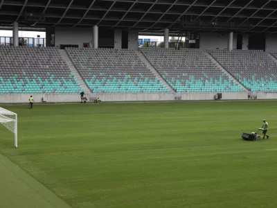 stadion stožice nova zelenica, igralna pivršina, foto luka cjuha