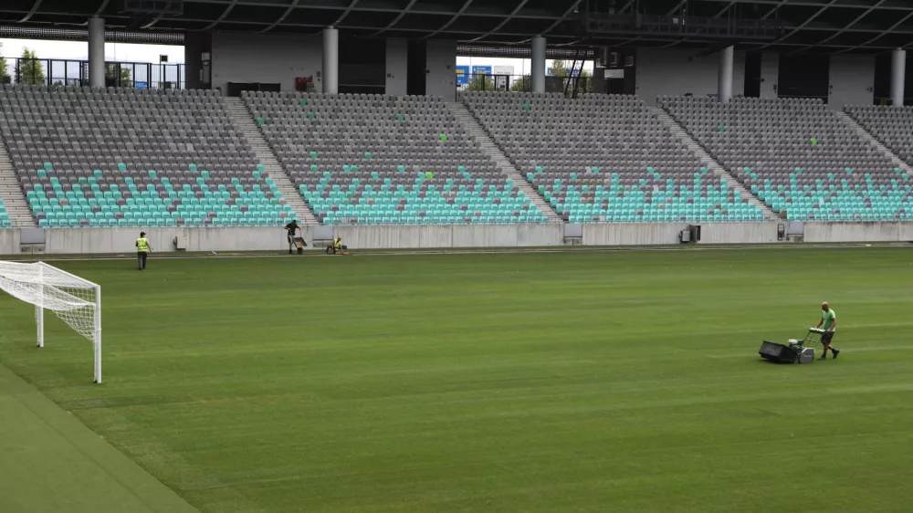 stadion stožice nova zelenica, igralna pivršina, foto luka cjuha