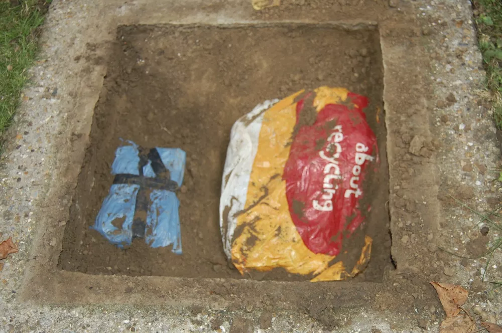 Policisti so del plena našli v grobu. / Foto: Profimedia