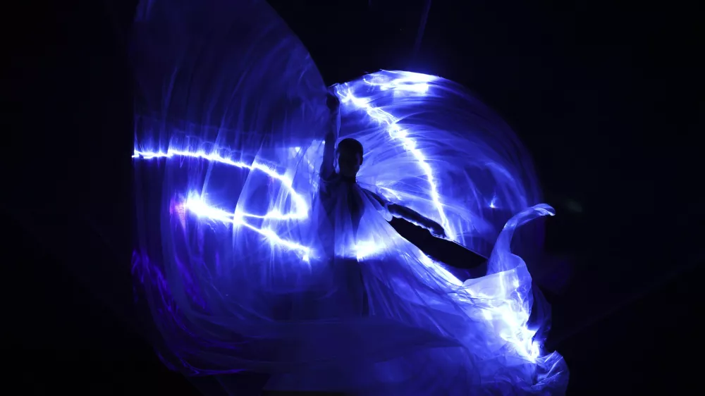 A model wears a creation as part of the Iris van Herpen Fall-Winter 2025/26 Haute Couture collection presented Monday, July 7, 2025, in Paris. (AP Photo/Tom Nicholson)