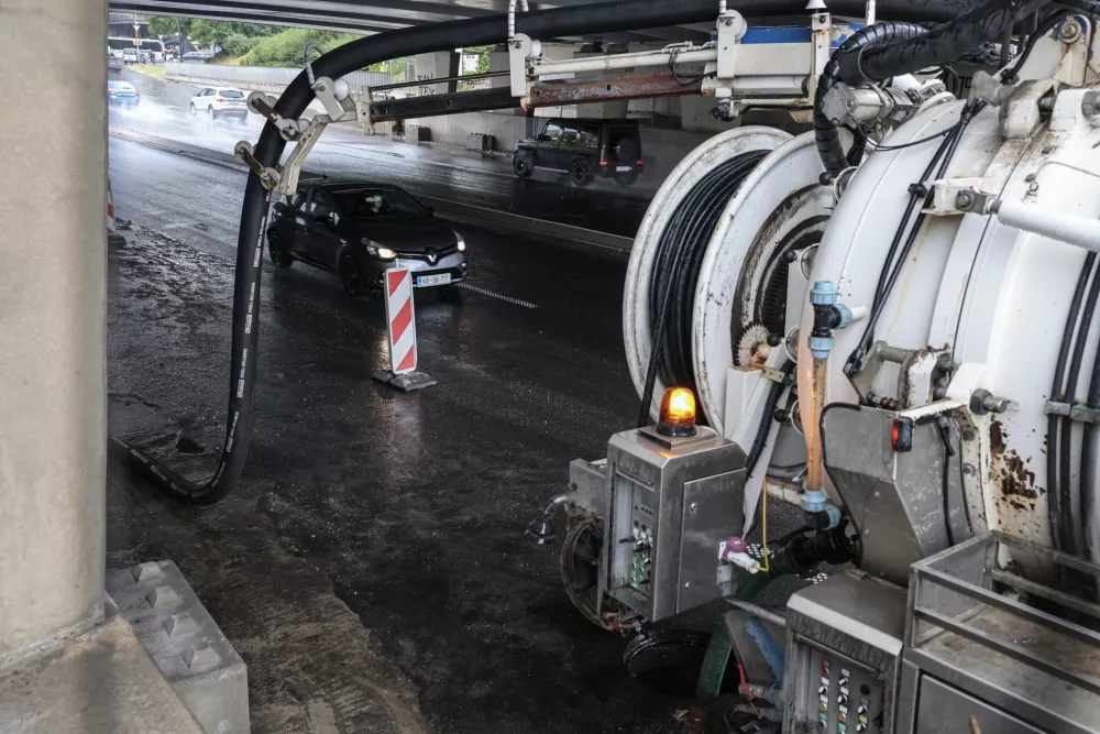 - 08.07.2025 - črpanje vode s podvoza na Dunajski cesti v Ljubljani//FOTO: Jaka Gasar