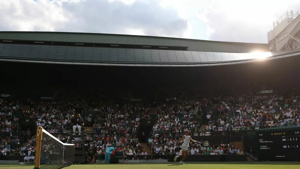 Tennis - Wimbledon - All England Lawn Tennis and Croquet Club, London, Britain - July 7, 2025 Ben Shelton of the U.S. in action during his round of 16 match against Italy's Lorenzo Sonego REUTERS/Isabel Infantes