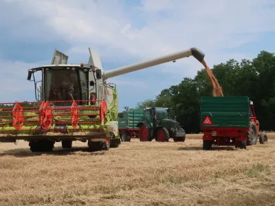 Prekmurje, Goričko, polje, pšenica, žetev, kombajn. Foto: Tatjana Pihlar 