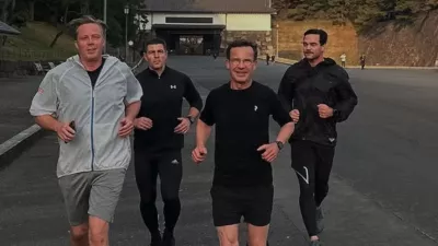 Švedski premier Ulf Kristersson (spredaj desno) je zagret tekač.