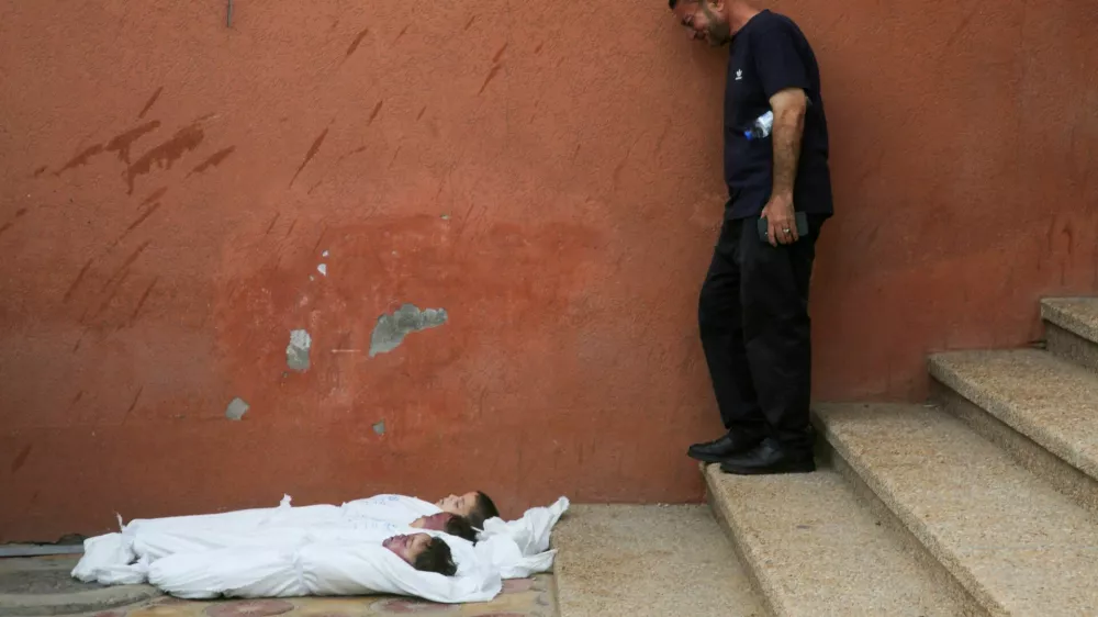  SENSITIVE MATERIAL. THIS IMAGE MAY OFFEND OR DISTURB  A mourner reacts next to the bodies of Palestinian brothers, Yahia, Mussa, and Ibraheem Jadallah, who were killed along with their mother, Asya, in an overnight Israeli strike on their house, according to medics, at Nasser hospital in Khan Younis, in the southern Gaza Strip, July 10, 2025. REUTERS/Hatem Khaled   TPX IMAGES OF THE DAY / Foto: Hatem Khaled