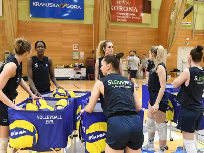 Slovenska ženska odbojkarska reprezentanca ta čas trenira v Kranjski Gori.