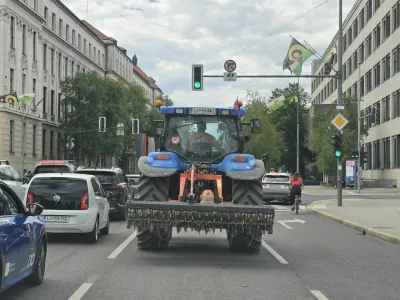 Traktor sredi Ljubljane