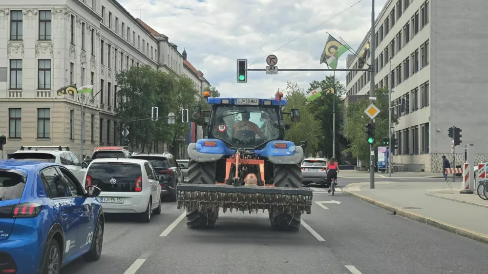 Traktor sredi Ljubljane