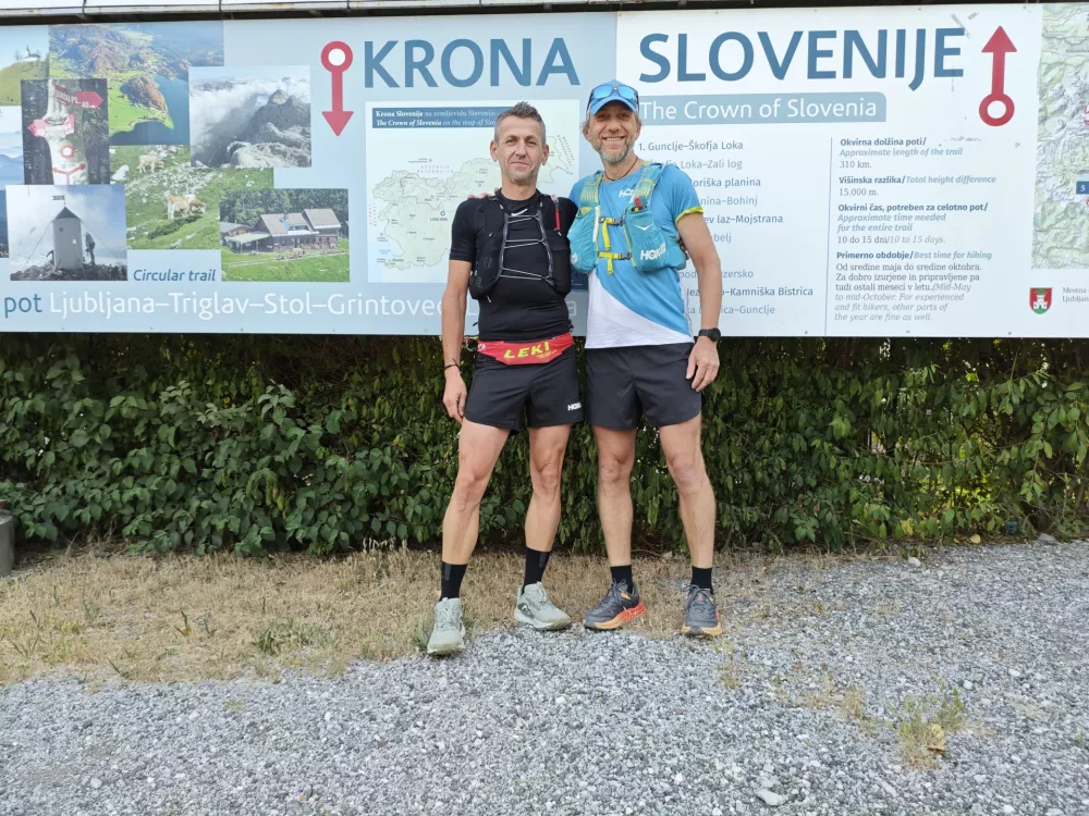 Ultramaratonca Matej Hribar (desno) in Aljoša Smolnikar na začetku svojega izziva v Guncljah