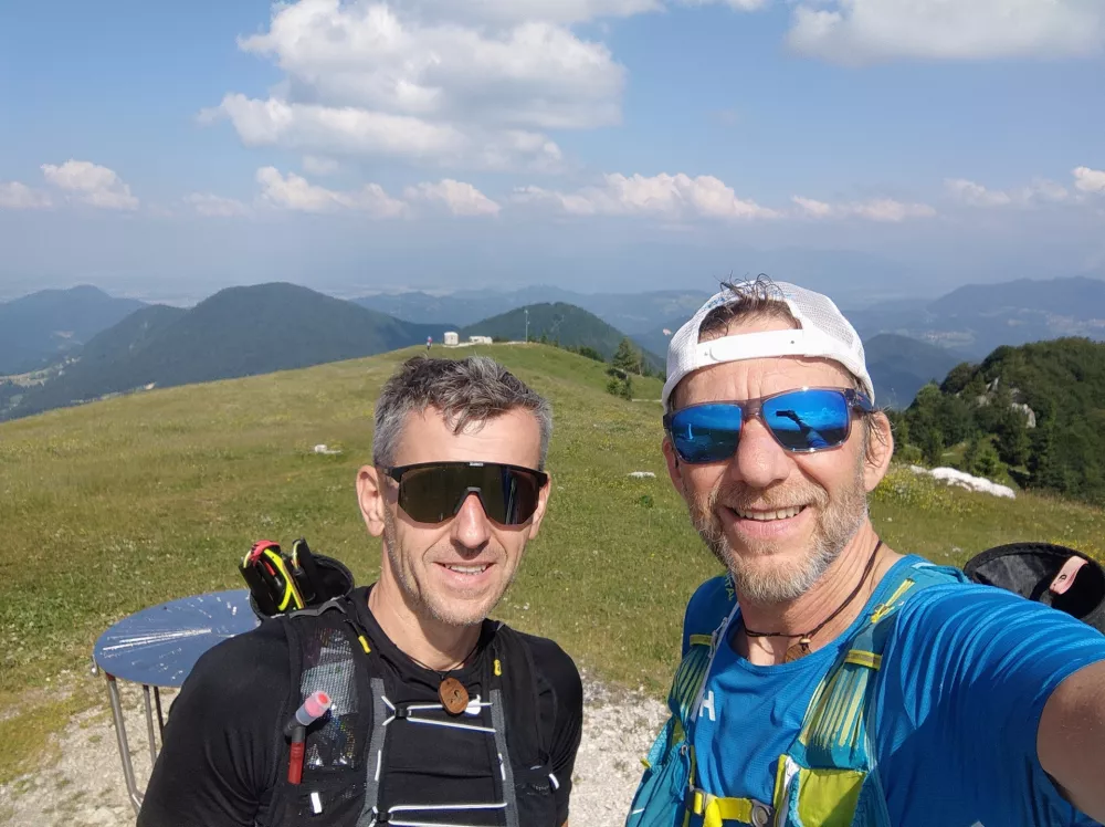 Ultramaratonca na vrhu Bleguša. F osebni arhiv