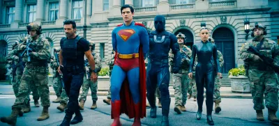 Superman spet nosi spodnjice čez hlače