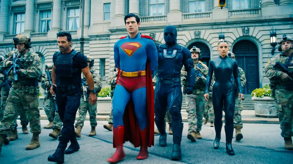 Superman spet nosi spodnjice čez hlače