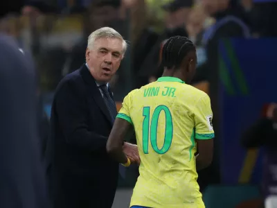 Soccer Football - World Cup - South American Qualifiers - Brazil v Paraguay - Neo Quimica Arena, Sao Paulo, Brazil - June 10, 2025 Brazil coach Carlo Ancelotti and Vinicius Junior REUTERS/Jorge Silva