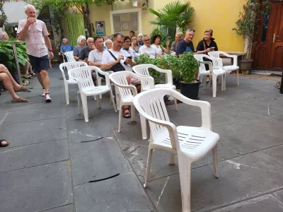 plastični stol, Izola / Foto: Katja Gleščič 