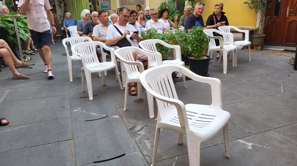 plastični stol, Izola / Foto: Katja Gleščič 