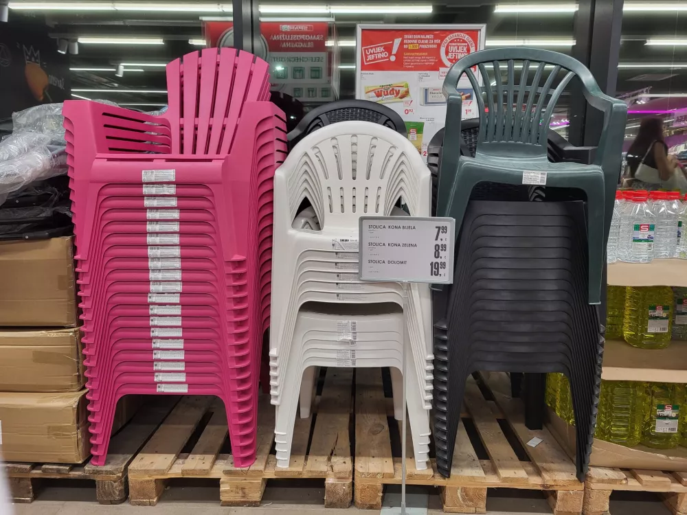plastični stol, Umag / Foto: Katja Gleščič 