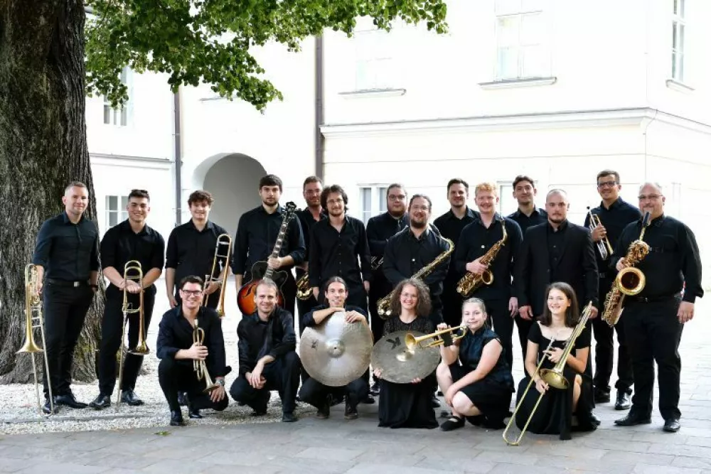 Koroški Big Band z dirigentom Aljažem Dobnikom je eden najmlajših bigbendovskih zasedb pri nas. F arhiv festivala