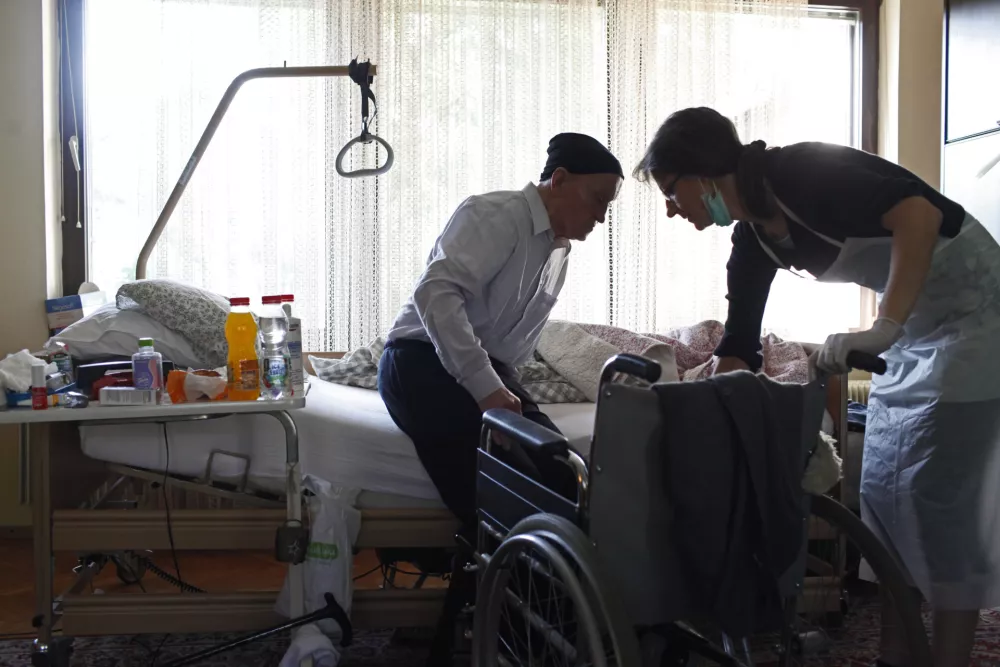 socialna oskrbovalka Ožbolt Zvezdana - socialna oskrba na domu - pomoč starejšim in bolnim - nega - starostniki //FOTO: Luka Cjuha