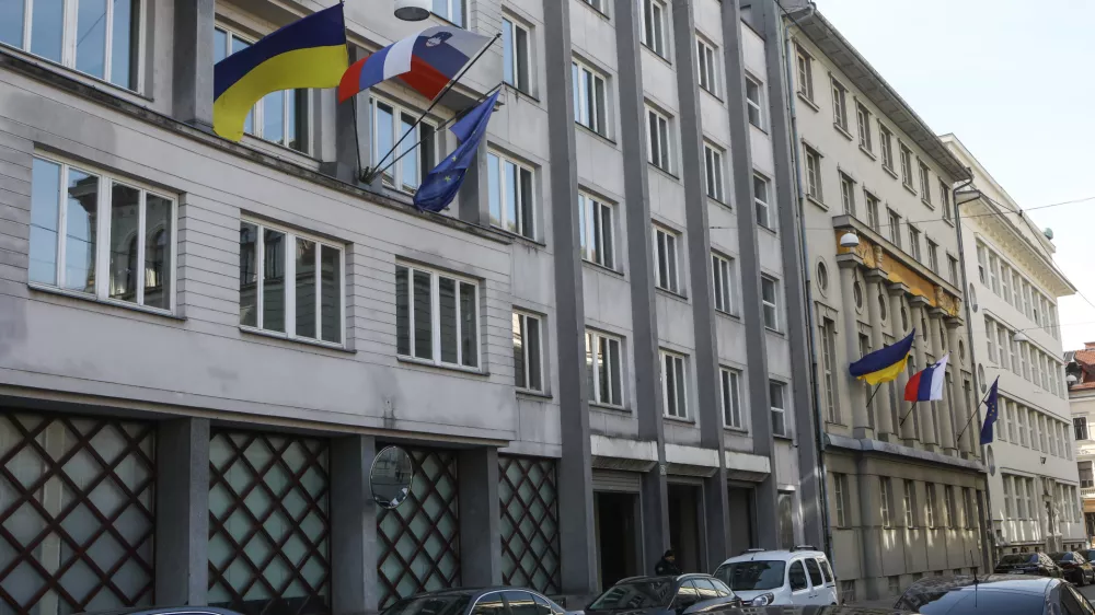 ﻿- 24.02.2022 – Vlada Republike Slovenije - izobešena ukrajinska zastava na zgradbi slovenske vlade v znak solidarnosti z Ukrajino - vojaška agresija Rusije na Ukrajino - vojna v Ukrajini   //FOTO: Luka Cjuha.