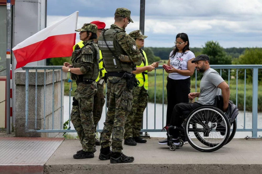 Polish border guards checks identity documents at the Polish-German border in Slubice, western Poland, close to the German city of Frankfurt an der Oder, on July 7, 2025, as Poland temporarily reintroduced border controls with Germany and Lithuania, saying they are needed to control "illegal immigration". In total, 52 checkpoints have been set up on the border with Germany and 13 with Lithuania, the Polish interior minister said. The controls will last from 7 July to 5 August 2025 but could be extended. They will mostly consist of spot inspections, particularly of vehicles carrying several people, Polish officials said.,Image: 1019298400, License: Rights-managed, Restrictions:, Model Release: noFoto: Profimedia