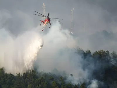 08 July 2025, Italy, Smooth: A Firefighting helicopter drops water on a forest fire at Macchiole di Lisciano in the Rieti. Photo: Gianluca Vannicelli/IPA via ZUMA Press/dpa