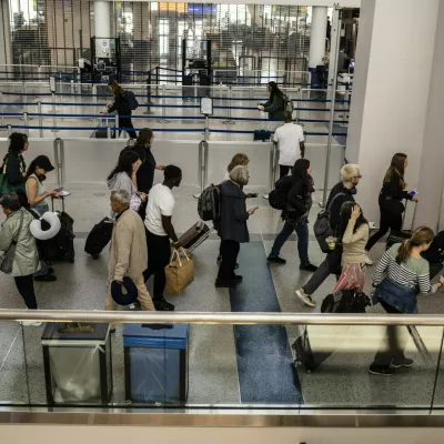 V združenju IATA, kjer se sklicujejo na raziskavo iz aprila 2025, pravijo, da 72 odstotkov potnikov raje kupi osnovno letalsko karto, ki ji po potrebi dodajajo storitve, in le 30 odstotkov potnikov običajno kupi dodatno ročno prtljago. / Foto: Profimedia