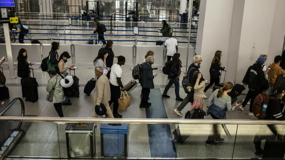 V združenju IATA, kjer se sklicujejo na raziskavo iz aprila 2025, pravijo, da 72 odstotkov potnikov raje kupi osnovno letalsko karto, ki ji po potrebi dodajajo storitve, in le 30 odstotkov potnikov običajno kupi dodatno ročno prtljago. / Foto: Profimedia