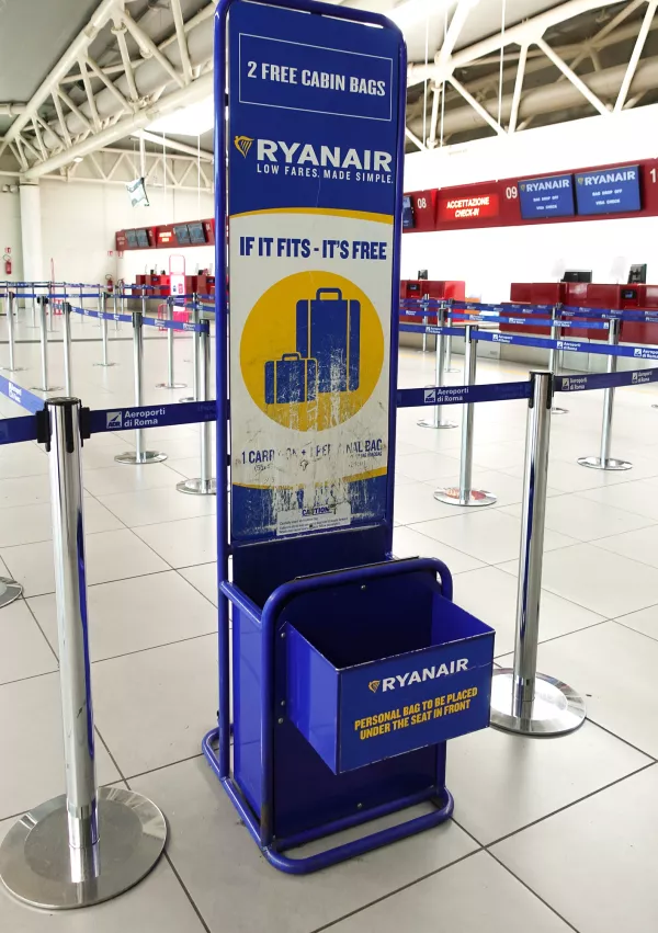 »Če se prilega, je brezplačno«: za prtljago, ki se ne prilega Ryanairovi napravi za merjenje velikosti prtljage, mora potnik plačati. / Foto: iStock