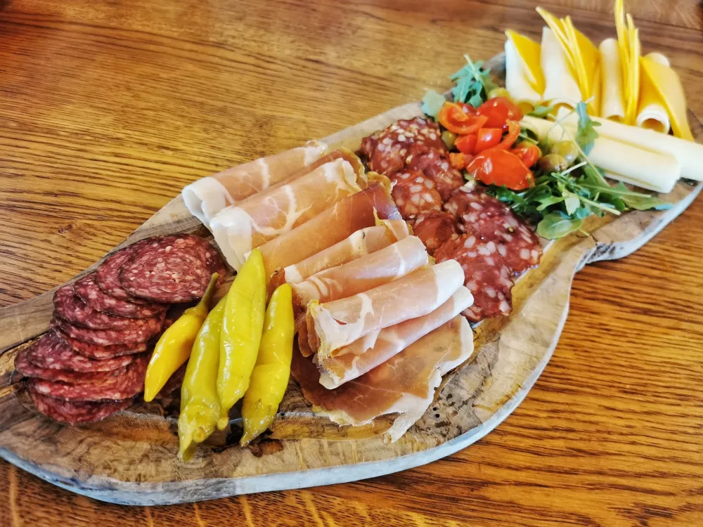 Krožnik neznanih mesnin in sirov