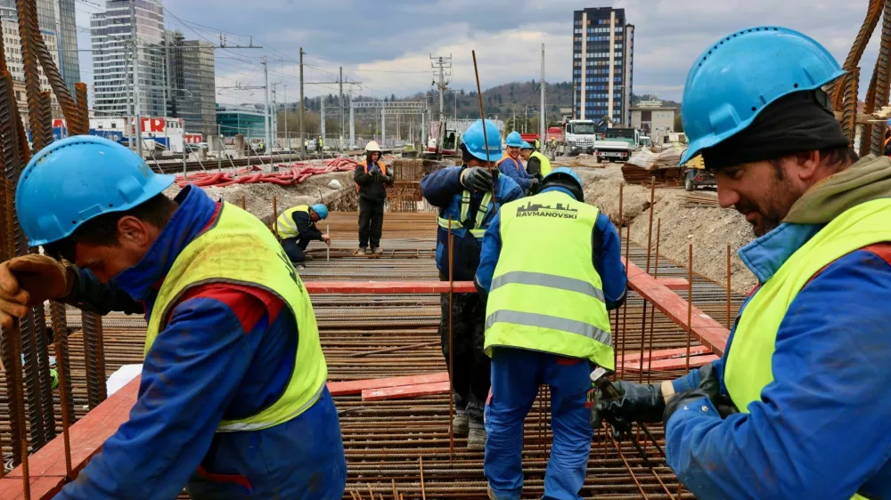 Četrti mesec zapored več delovno aktivnih, a jih je manj kot lani