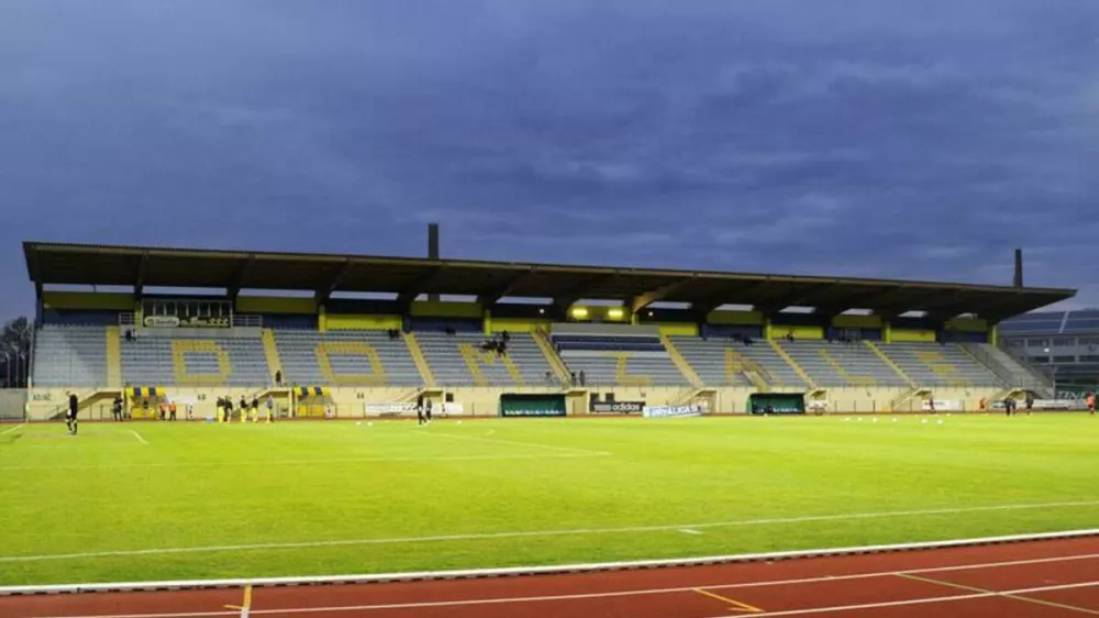 Na Stadionu, ki je v upravljanju Zavoda za šport in rekreacijo Domžale, je na strehi pokrite zahodne tribune prišlo do poškodbe, zaradi katere na tribuni ni mogoče zagotavljati primerne varnosti za obiskovalce in druge uporabnike.