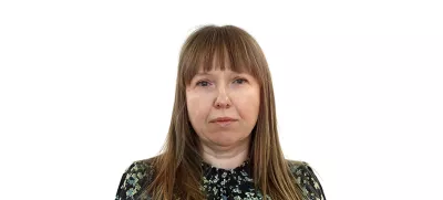 Nina KnavsZA ONLINE - Redakcija Dnevnik 2024 - portreti za komentarje in kolumne - kolumnisti - komentatorji – novinarji - portret //FOTO: Luka Cjuha