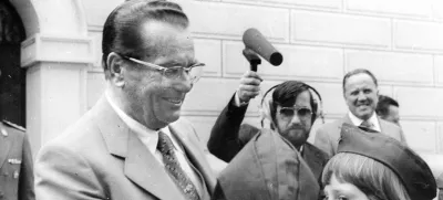 Tito s pionirji v Ljubljani, v ozadju je opaziti tudi prvega človeka slovenskih komunistov v sedemdesetih Franceta Popita