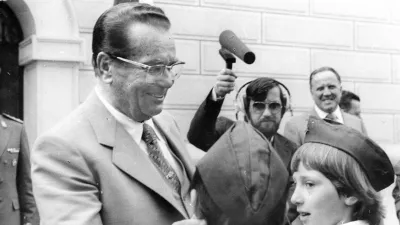 Tito s pionirji v Ljubljani, v ozadju je opaziti tudi prvega človeka slovenskih komunistov v sedemdesetih Franceta Popita