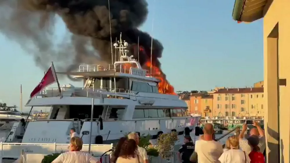 A grab taken from a video footage obtained on July 10, 2025 shows a 41-metre luxury yacht on fire in the evening in the port of Saint-Tropez. The superyacht Sea Lady II was still burning after midnight, according to firefighters who set up a pollution barrier.,Image: 1020749387, License: Rights-managed, Restrictions: RESTRICTED TO EDITORIAL USE – MANDATORY CREDIT « AFP PHOTO / @GoatyG » - NO MARKETING NO ADVERTISING CAMPAIGNS – DISTRIBUTED AS A SERVICE TO CLIENTS [ NO ARCHIVE ], ***HANDOUT image or SOCIAL MEDIA IMAGE or FILMSTILL for EDITORIAL USE ONLY! * Please note: Fees charged by Profimedia are for the Profimedia's services only, and do not, nor are they intended to, convey to the user any ownership of Copyright or License in the material. Profimedia does not claim any ownership including but not limited to Copyright or License in the attached material. By publishing this material you (the user) expressly agree to indemnify and to hold Profimedia and its directors, shareholders and employees harmless from any loss, claims, damages, demands, expenses (including legal fees), or any causes of action or allegation against Profimedia arising out of or connected in any way with publication of the material. Profimedia does not claim any copyright or license in the attached materials. Any downloading fees charged by Profimedia are for Profimedia's services only. * Handling Fee Only ***, Model Release: no / Foto: Profimedia