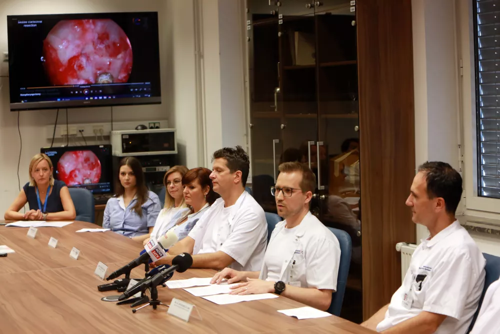 11.07.2025 - novinarska konferenca UKC Ljubljana in Onkološkega inštituta Ljubljana, na kateri bodo predstavili prvo endoskopsko kirurško odstranitev raka nosnega dela žrela z rekonstrukcijo, ki so jo uspešno izvedli kirurgi Klinike ORL UKC Ljubljana, sodelovali bodo specialista otorinolaringologa Domen Vozel in Jure Urbančič, glavna medicinska sestra ORL Klinike Polona Travnikar Pouh, predstojnik Klinike za ORL Robert Šifrer in specialist onkologije z radioterapijo Gaber Plavc; Klinika za ORL, Foto: Tomaž Skale