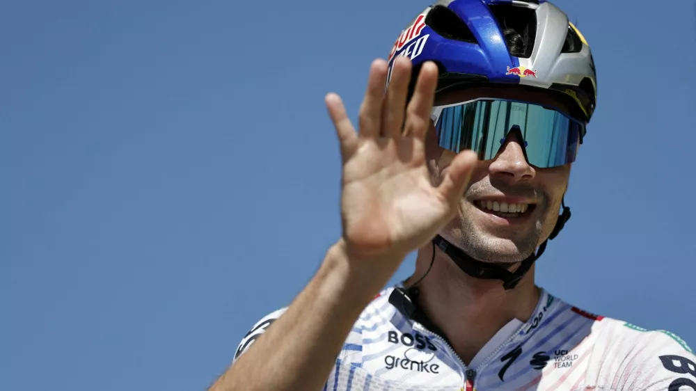 Cycling - Tour de France - Stage 7 - Saint-Malo to Mur-De-Bretagne Guerledan - Saint-Malo, France - July 11, 2025 Red Bull - BORA - Hansgrohe's Primoz Roglic waves at spectators before stage 7 REUTERS/Benoit Tessier