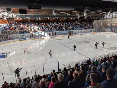 Bled, Ledena dvorana.Odprtje prenovljene Ledene dvorane Bled.Tekma z najboljsimi slovenskimi hokejisti vseh casov.