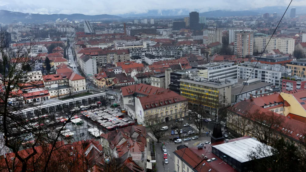 ﻿- 03.03.2016 - panoramski posnetek z ljubljanskega gradu - panorama Ljubljana - ljubljanska tržnica - //FOTO: Tomaž Skale