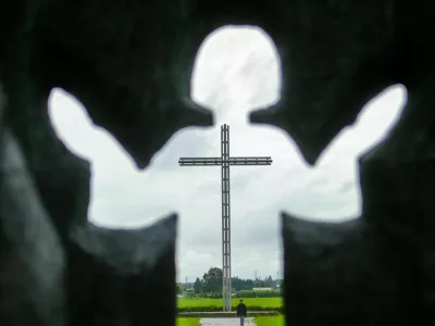 simbolina fotografija, religija, vera, cerkev, kranstvo, katolitvo, katolicizem.- 15.08.2014 - BREZJE - Praznik Marijinega vnebozetja - sveta maa pred baziliko in narodnim svetiem Marije Pomagaj in ponovna slovesna izroitev slovenskega naroda Boji materi Mariji ter obhajanje 100. obletnice zaetka 1. svetovne vojne in s tem zdruen spomin na vse rtve 1. svetovne vojne, verniki    //FOTO: Bojan Velikonja / Foto: Bojan Velikonja