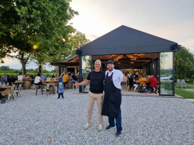 Borut Ličen in Nejc Miklavčič pred vinoteko Konvin