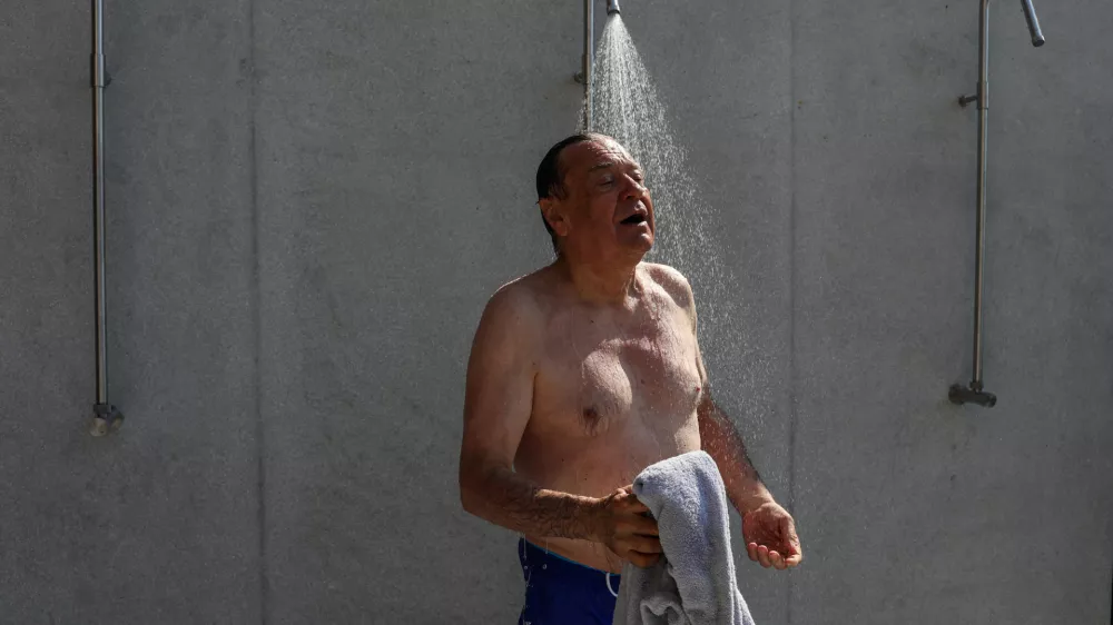 - Zoran Janković, župan MOL, zgoraj brez pod tu&scaron;em,- 20.07.2025. - Svečana otvoritev prenovljenega bazena Vevče.//FOTO: Bojan Velikonja