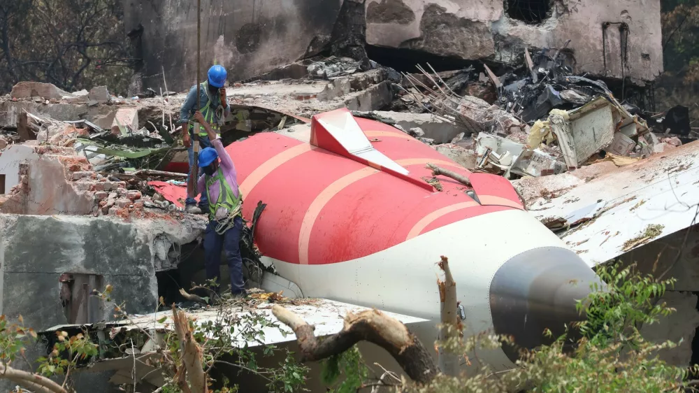 Letalo je strmoglavilo v naselju.