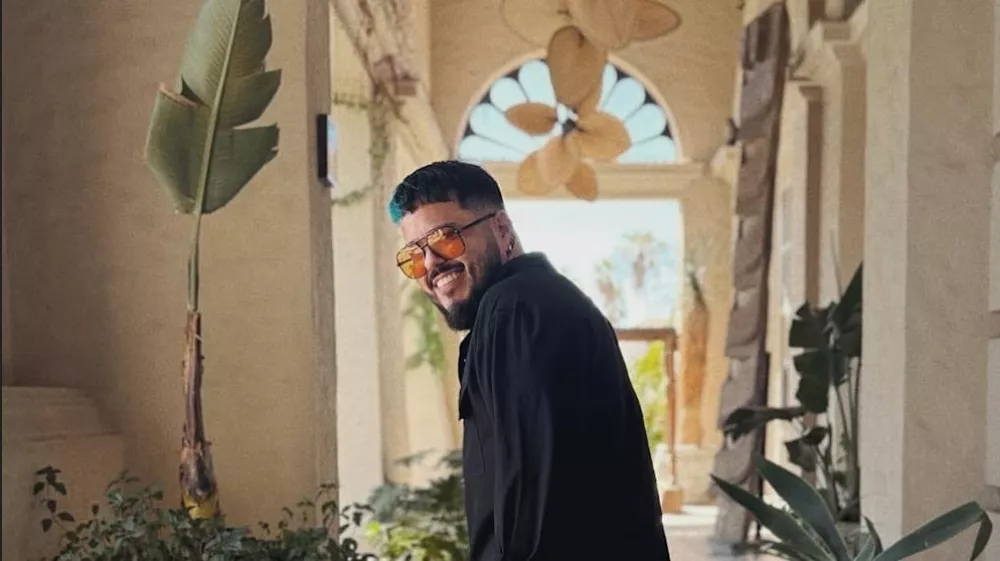 Na tiktoku je objavljal krajše posnetke s komentarji in viralnimi šalami.