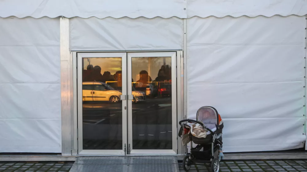 ﻿Simbolična fotografija, otroštvo, odraščanje, zapostavljanje otrok, starševstvo - otroški voziček - 10.12.2019 - Zavetišče za zapuščene živali Ljubljana, Gmajnice 30, - odprtje novih prostorov - azil za živali namenjen začasni namestitvi zapuščenih živali psov in mačk //FOTO: Bojan Velikonja