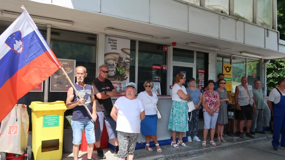 Črni Vrh nad Idrijo, bencinski servis Petrol, protest ob zaprtju