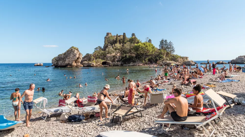 Morda se nam zdi, da se v vodi lahko osvežimo, vendar je včasih preprosto preveč topla. / Foto: Istock